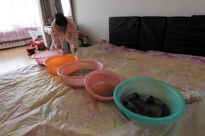 三都楼上漏水，住户失联，小区没物管，业主维权难！律师来支招……